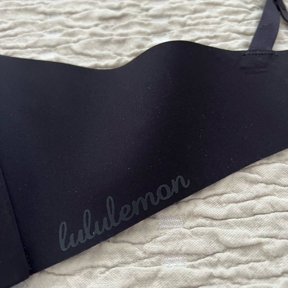 Lululemon Padded T-shirt Bra/ Black/ 34B / never worn / to small for me. - Picture 2 of 4